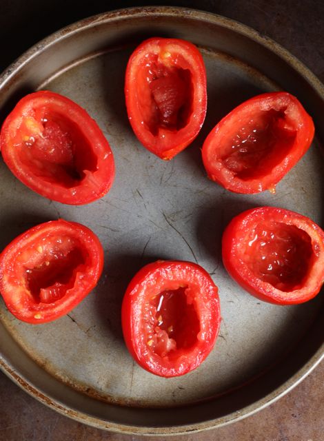 گوجه‌ فرنگی نصف شده بدون دانه