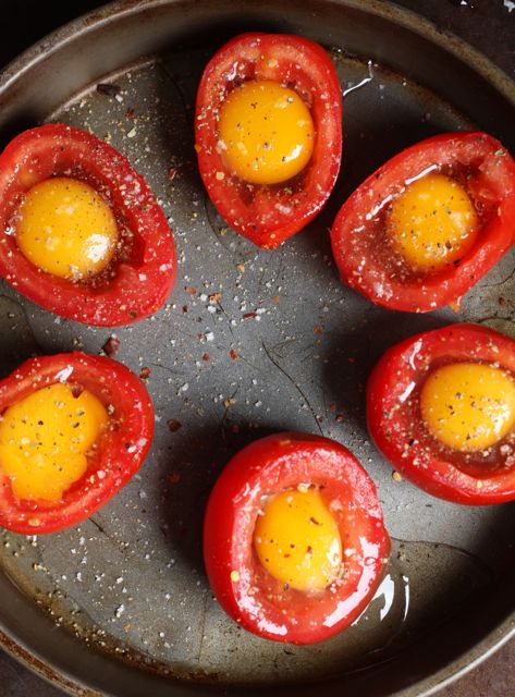 تخم مرغ‌ها را داخل گوجه بریزید