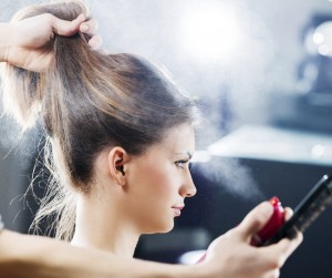 استفاده از اسپری مو قبل از سشوار کشیدن