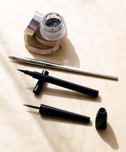 how-to-apply-liquid-eyeliner-3
