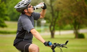نوشیدن آب درحین دوچرخه سواری