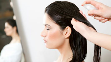  پس از شستشو نیز اگر موهای شما به خوبی حالت نمی‌گیرند بهتر است از کرم و اسپری‌های مو کمک بگیرید.