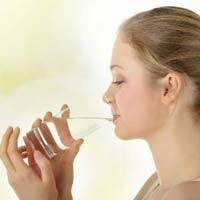 درمان ناخن خشکیده با نوشیدن آب