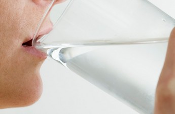 آیا نوشیدن آب واقعا باعث درخشش پوست می‌شود؟
