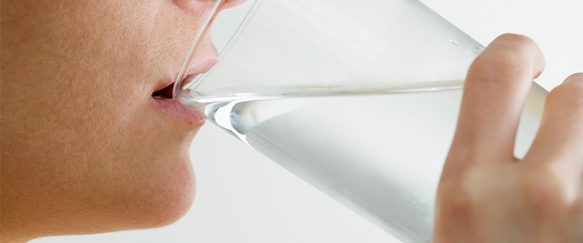 آیا نوشیدن آب واقعا باعث درخشش پوست می‌شود؟