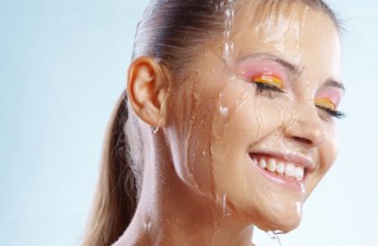 بایدها و نبایدهای لوازم آرایشی ضد آب
