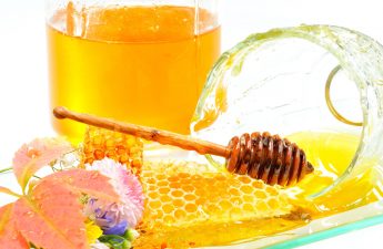 ۱۲ ویژگی شگفت‌انگیز عسل برای زیبایی پوست