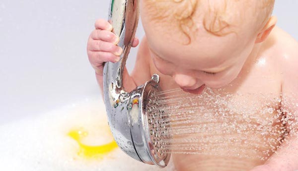 استفاده از شامپوی سر و بدن مناسب برای کودک