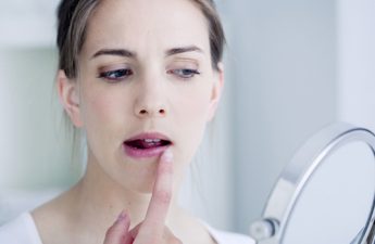 ۸ روش خانگی و ساده برای درمان ترک لب