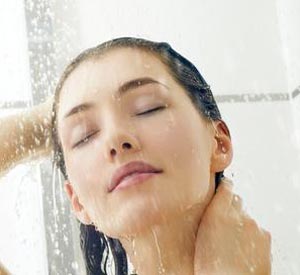 دوش آب گرم بگیرید تا از این طریق ابروهای شما راحت‌تر تراشیده شوند