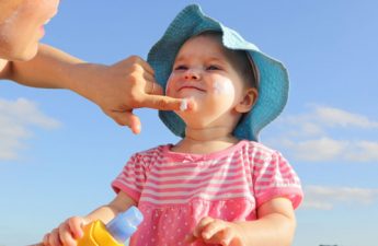 اصول پایه‌ای مراقبت از پوست کودکان در برابر آفتاب
