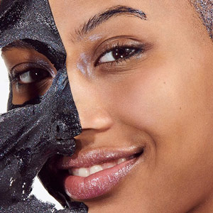استفاده از ماسک صورت پیل آف برای از بین بردن آلودگی پوستی