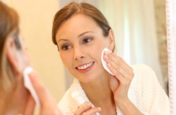 معرفی روش‌های درست استفاده از پاک کننده آرایش