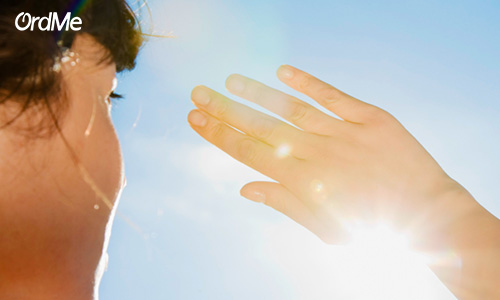 برای مراقبت از پوست دور چشم خود، خطرات نور خورشید را دست کم نگیرید.