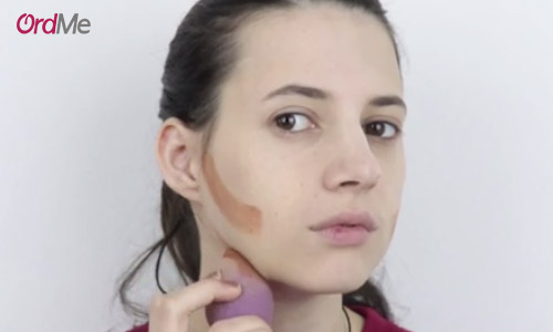 برای کانتورینگ صورت در آرایش، خط‌ فک را برجسته نشان دهید