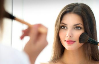 ترفندهای افزایش ماندگاری آرایش صورت در روز های گرم تابستان