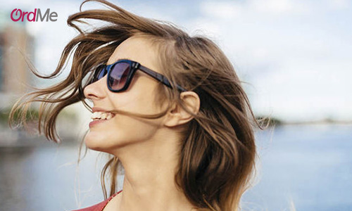 عینک آفتابی زدن یکی از روش های درمان سیاهی دور چشم است.