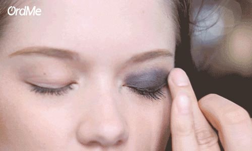 ترکیب‌ نشدن سایه چشم یکی از اشتباه های آرایشی رایج است.