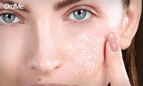 مرطوب نکردن پوست یکی از اشتباه های رایج کرم پودر زدن است.