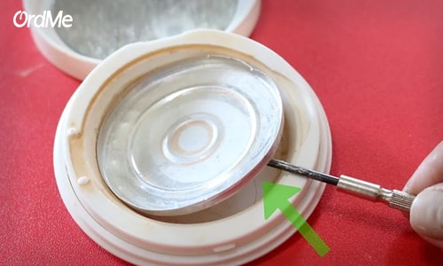 ۵. ظرف فلزی را از داخل محفظه پلاستیکی پنکیک خارج نمایید
