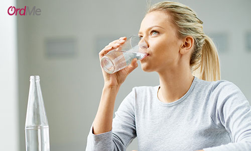 نوشیدن آب فراوان یکی از ترفندهای خوشبو بودن در طول روز است.