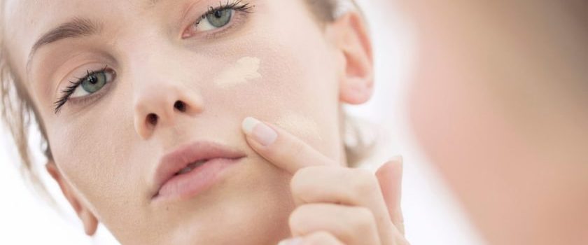 ترفند‌هایی برای یکدست‌ کردن رنگ صورت و گردن در زیرسازی آرایش