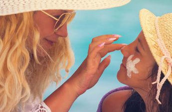 بررسی عوارض جانبی ضد آفتاب به همراه روش های پیشگیری از آن