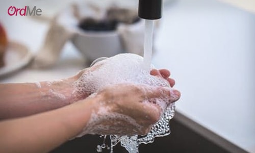 قبل از ریمل‌ زدن دست‌ها را بشویید و به‌‌آرامی ریمل بزنید