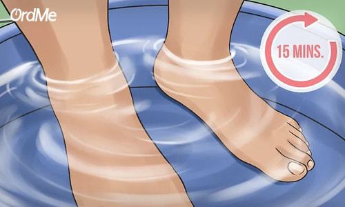 پاهای خود را در آب گرم خیس کنید