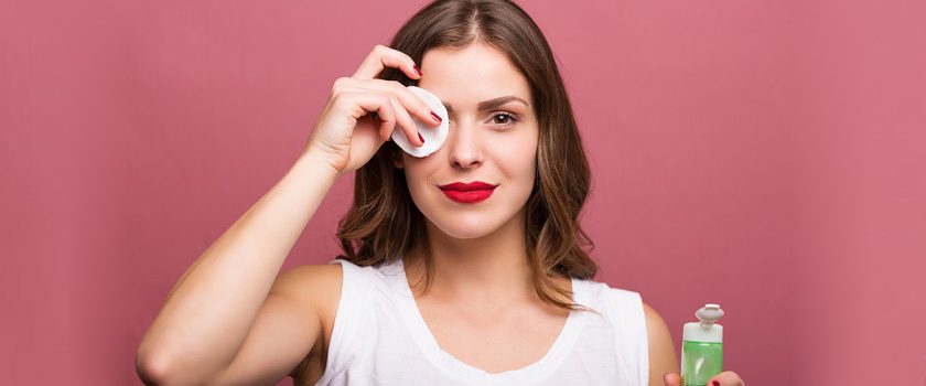 با هنر پاک کردن آرایش چشم و صورت به‌طور کامل آشنا شوید