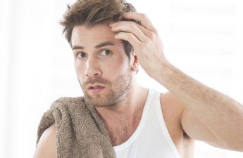 در کنار شامپو چه عوامل دیگری در درمان ریزش مو مؤثر هستند؟