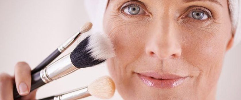 ترفندهای جوان کردن صورت با آرایش برای خانم های مسن