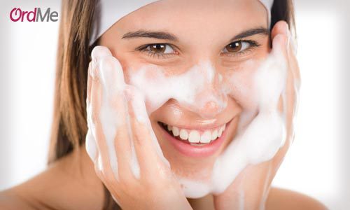 شستن صورت یکی از راه های جلوگیری از بروز جوش