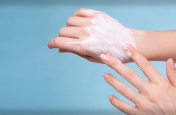آشنایی با چند روش درمان خانگی برای خشکی پوست