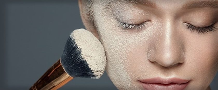 ۵ ترفند آرایشی با پودر فیکس کننده که شما را شگفت‌زده می‌کند
