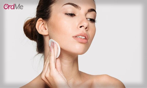آرایش را با دستمال پاک‌کننده یا روغن صورت تمیز کنید